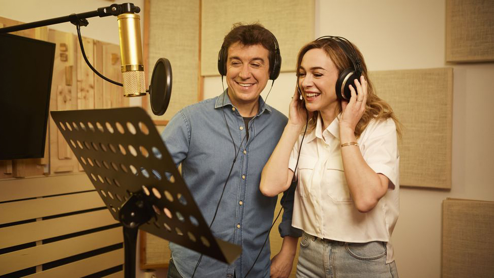 Javier Veiga e Marta Hazas no estudio de grabación