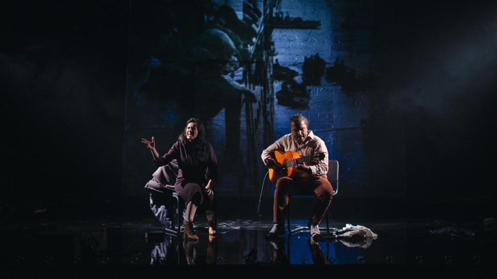 Melania Cruz interpreta a María Casares e Vadim Yukhnevich toca a guitarra nunha escena de 'Continente María'
