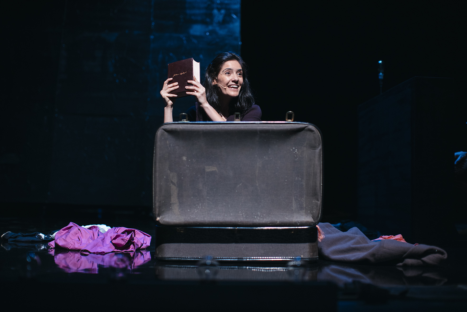 Melania Cruz interpretando a María Casares en 'Continente María' saca un libro da maleta