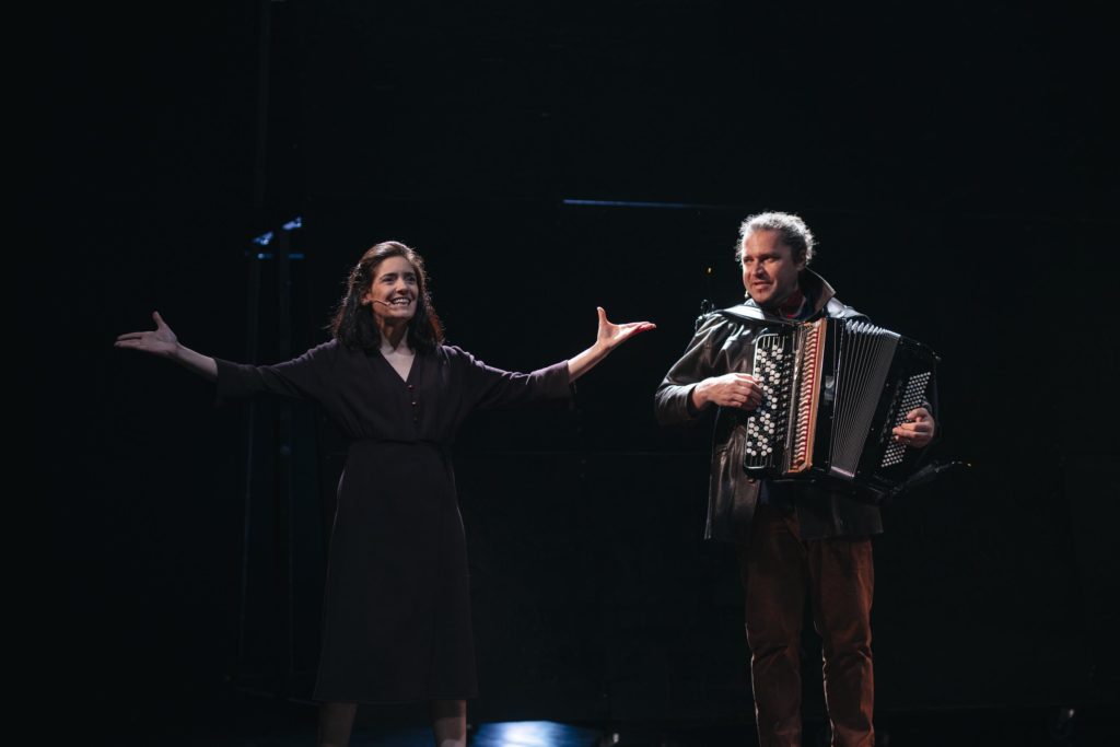 Melania Cruz interpreta a María Casares e Vadim Yukhnevich toca o acordeón nunha escena de 'Continente María'