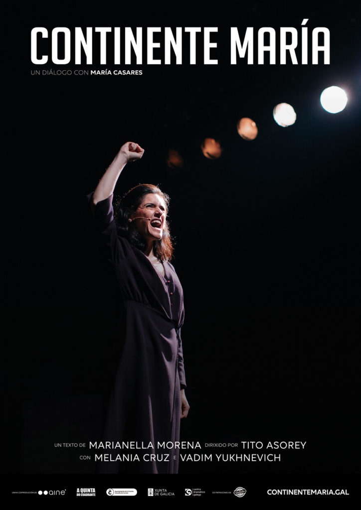 Cartel da obra 'Continente María', baseada na vida de María Casares. A actriz Melania Cruz vese co puño erguido en escea.