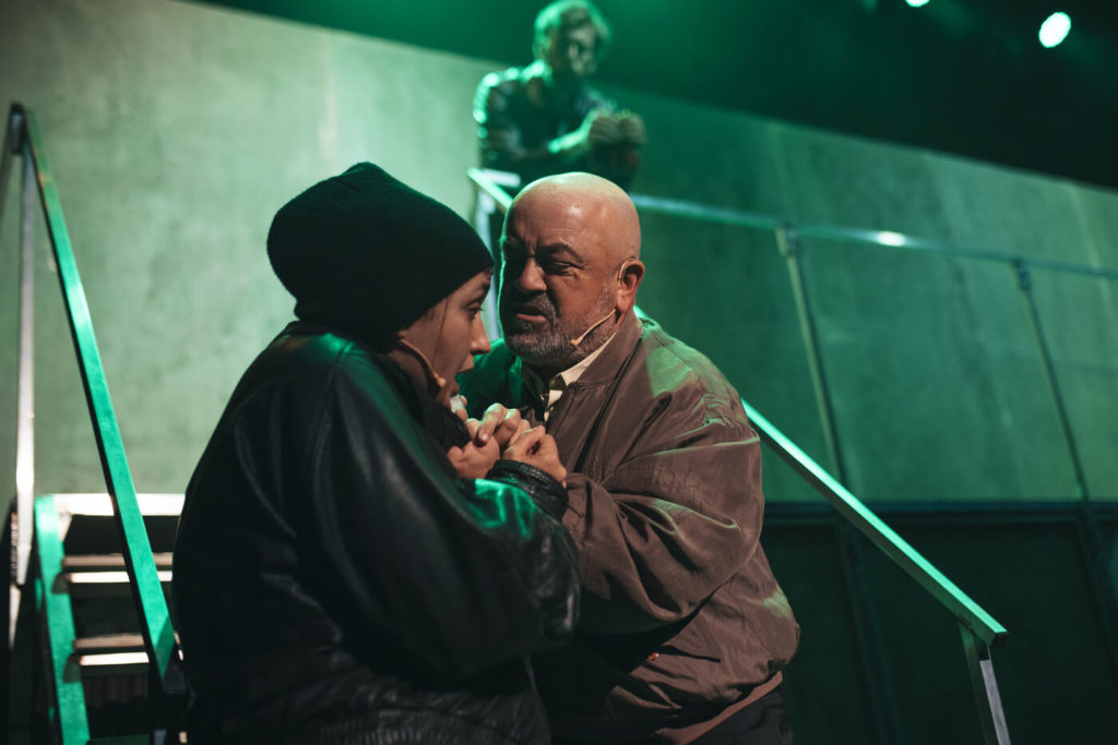 César Goldi e Marta Lado en 'Fariña'. Desde arriba mira a escena Sergio Zearreta.