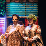 Touriñán e Carlos Blanco, disfrazados e con pelucas, en 'Somos Criminais 3', de xira nos teatros galegos en 2023