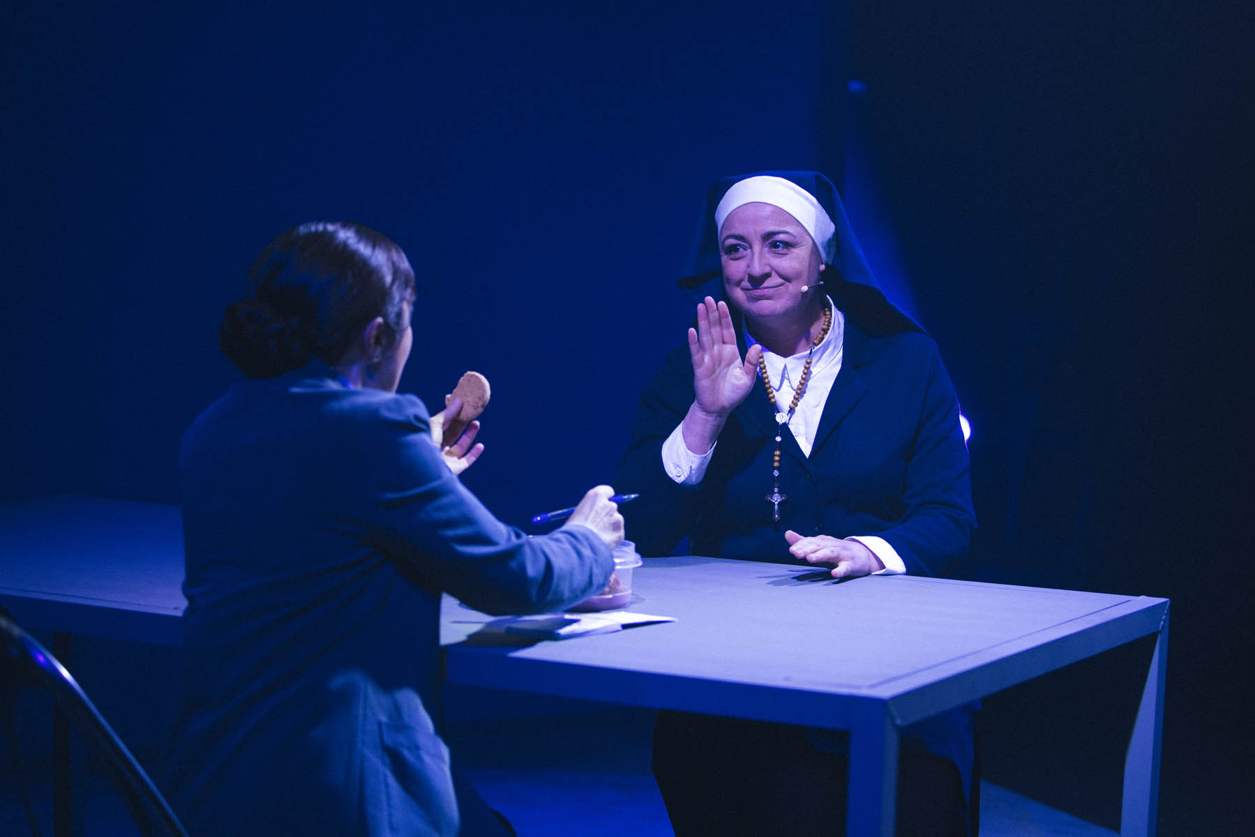 Lucía Veiga interpretando o personaxe da Monxa nunha escena do espectáculo teatral Códice K